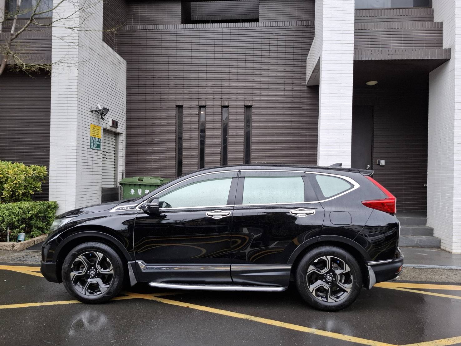 2018 HONDA CR-V  全景天窗 超大空間後座不壓迫 電動椅 恆溫空調 ACC 主動跟車 循跡防滑 ABS 電尾門  歡迎預約賞車LINE：goo5168 洽詢電話：0912423585 宋小姐 貸款專辦 強力過件   第11張相片