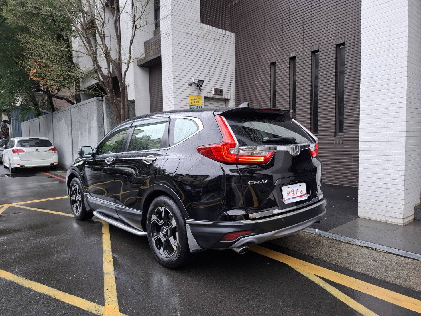 2018 HONDA CR-V  全景天窗 超大空間後座不壓迫 電動椅 恆溫空調 ACC 主動跟車 循跡防滑 ABS 電尾門  歡迎預約賞車LINE：goo5168 洽詢電話：0912423585 宋小姐 貸款專辦 強力過件   第13張相片