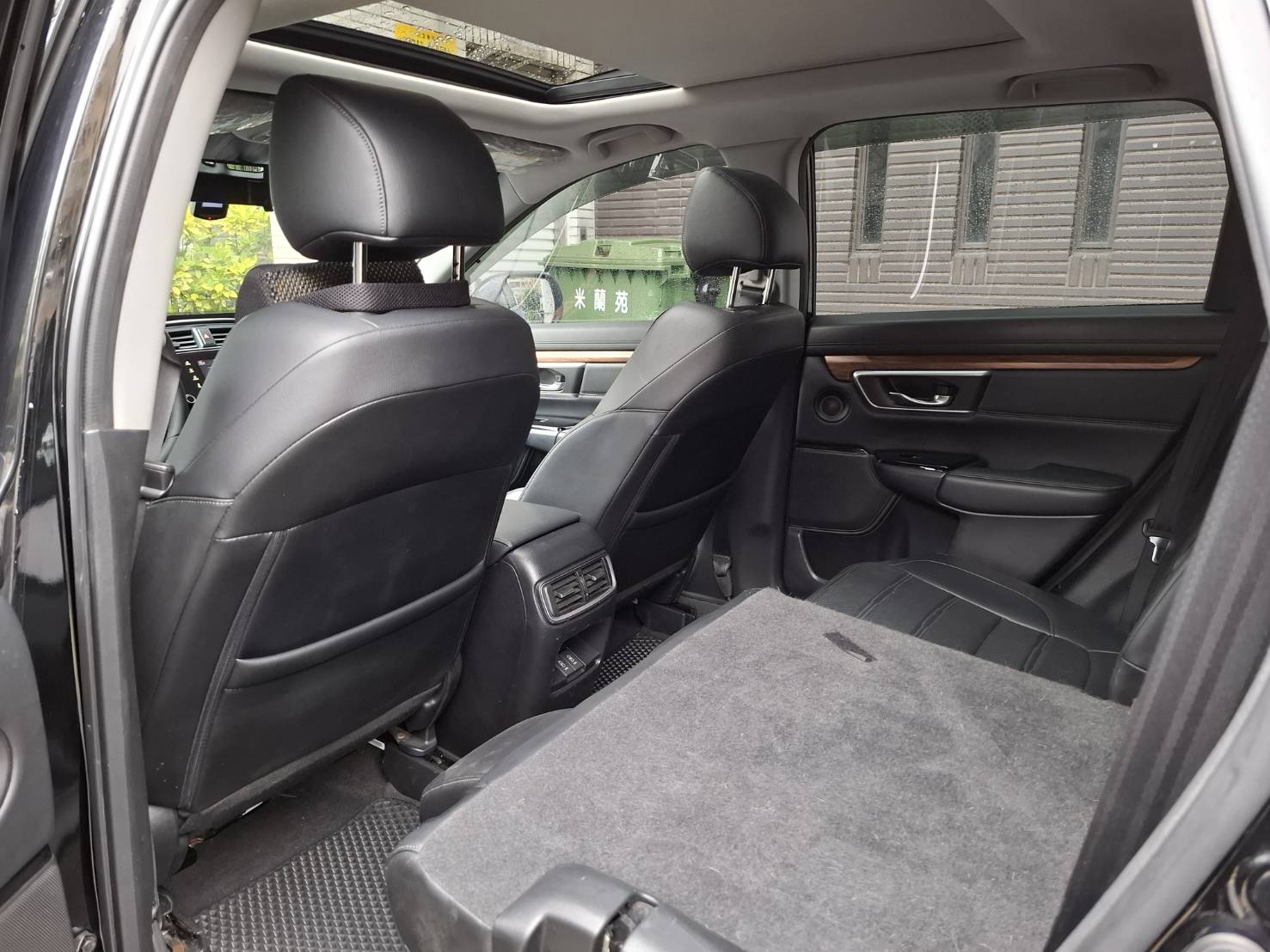 2018 HONDA CR-V  全景天窗 超大空間後座不壓迫 電動椅 恆溫空調 ACC 主動跟車 循跡防滑 ABS 電尾門  歡迎預約賞車LINE：goo5168 洽詢電話：0912423585 宋小姐 貸款專辦 強力過件   第16張相片