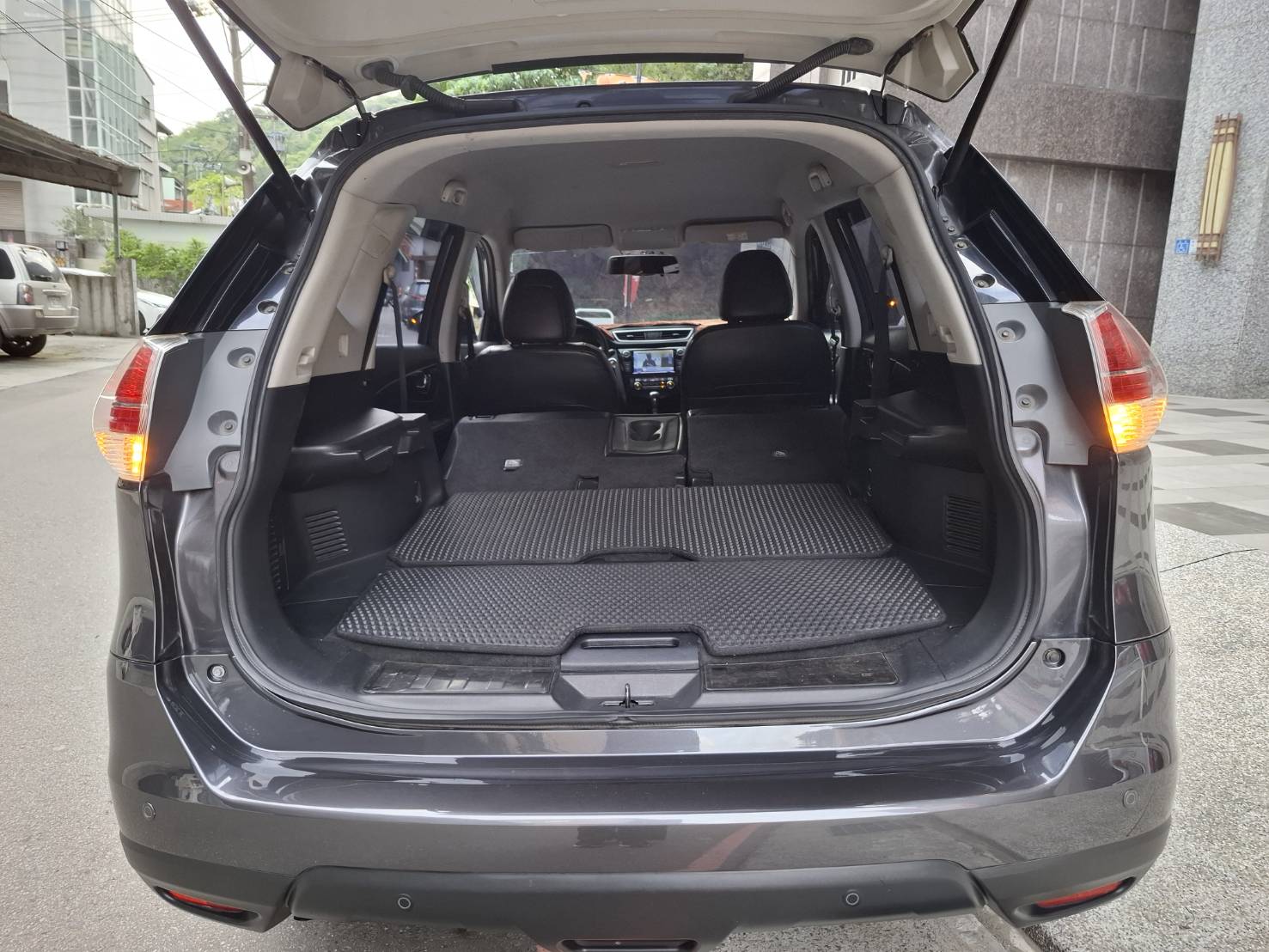 2017年 NISSAN X-TRAIL 大空間 高實用性 超值價格 出遊 通勤一台搞定 歡迎預約賞車 LINE：goo5168 洽詢電話：0912423585 宋小姐 貸款專辦 強力過件  第12張相片