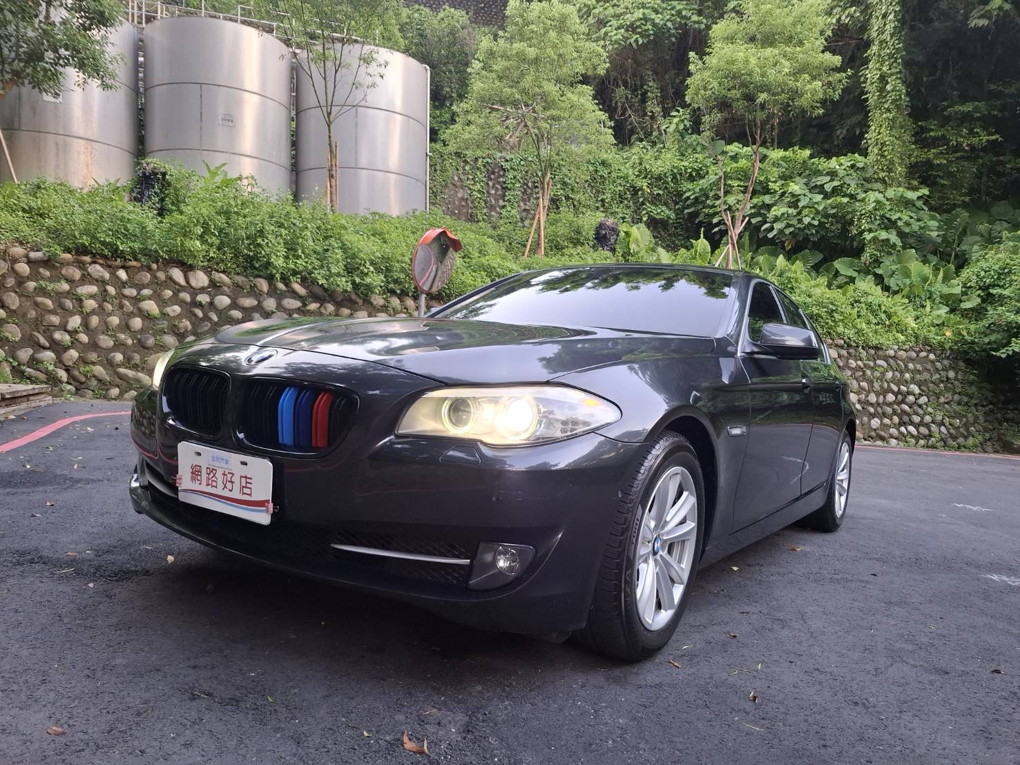  2010BMW 523i 豪華房車 2.5L直列六缸 運轉細膩 動力順暢  黑色內裝 豪華質感滿分 雙區恆溫空調 電動座椅 I-Drive多媒體系統 不用百萬就能圓夢 LINE goo5168 電話：0912 423 585宋小姐  第1張相片