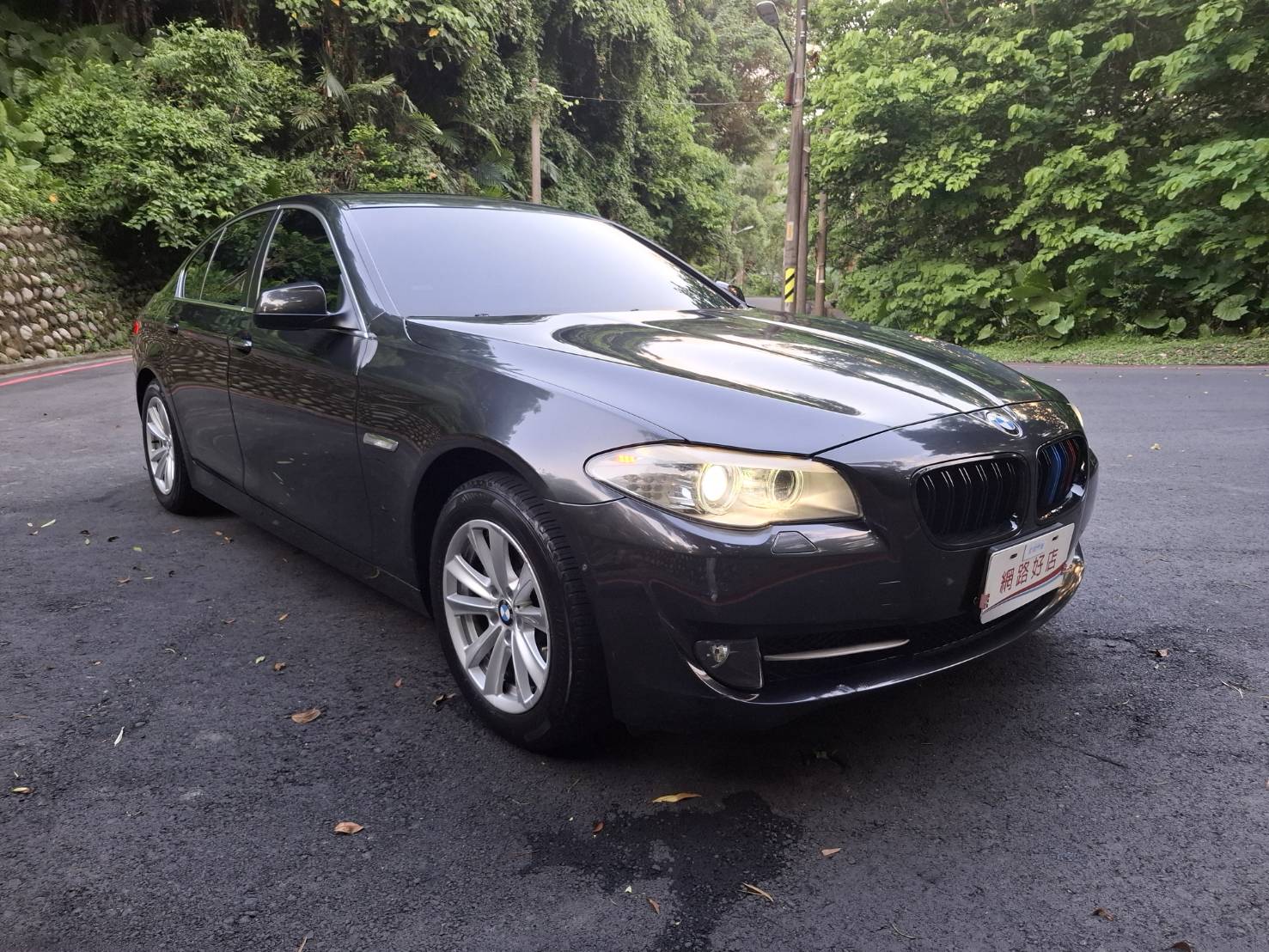  2010BMW 523i 豪華房車 2.5L直列六缸 運轉細膩 動力順暢  黑色內裝 豪華質感滿分 雙區恆溫空調 電動座椅 I-Drive多媒體系統 不用百萬就能圓夢 LINE goo5168 電話：0912 423 585宋小姐  第2張相片