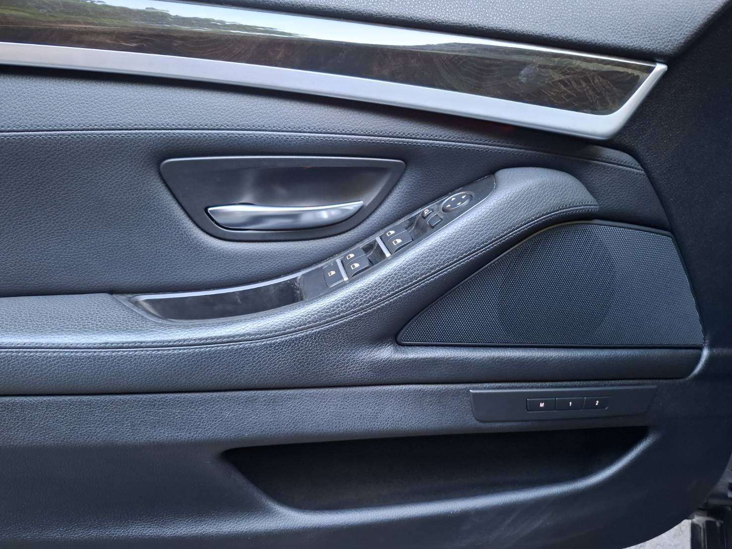  2010BMW 523i 豪華房車 2.5L直列六缸 運轉細膩 動力順暢  黑色內裝 豪華質感滿分 雙區恆溫空調 電動座椅 I-Drive多媒體系統 不用百萬就能圓夢 LINE goo5168 電話：0912 423 585宋小姐  第4張相片
