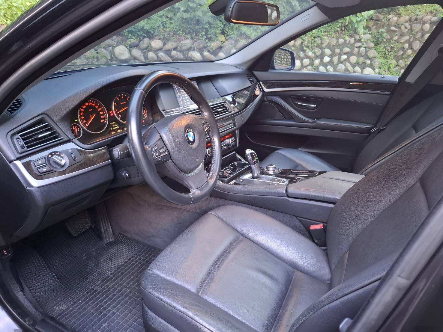  2010BMW 523i 豪華房車 2.5L直列六缸 運轉細膩 動力順暢  黑色內裝 豪華質感滿分 雙區恆溫空調 電動座椅 I-Drive多媒體系統 不用百萬就能圓夢 LINE goo5168 電話：0912 423 585宋小姐  第6張相片