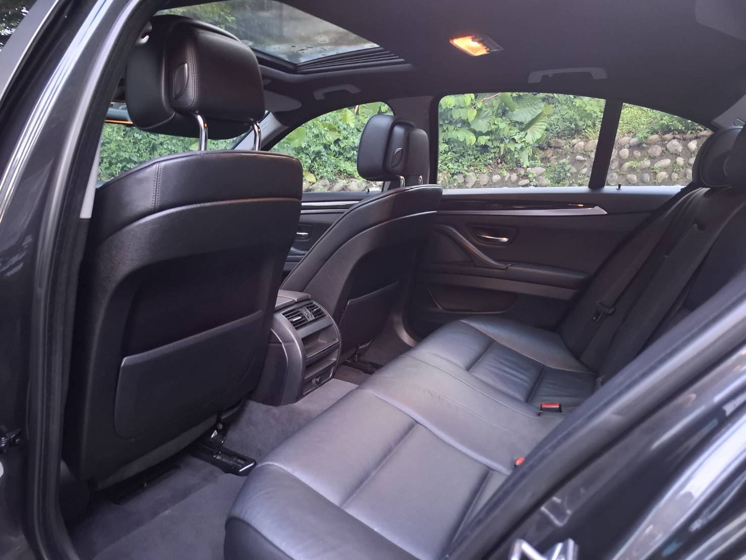  2010BMW 523i 豪華房車 2.5L直列六缸 運轉細膩 動力順暢  黑色內裝 豪華質感滿分 雙區恆溫空調 電動座椅 I-Drive多媒體系統 不用百萬就能圓夢 LINE goo5168 電話：0912 423 585宋小姐  第7張相片