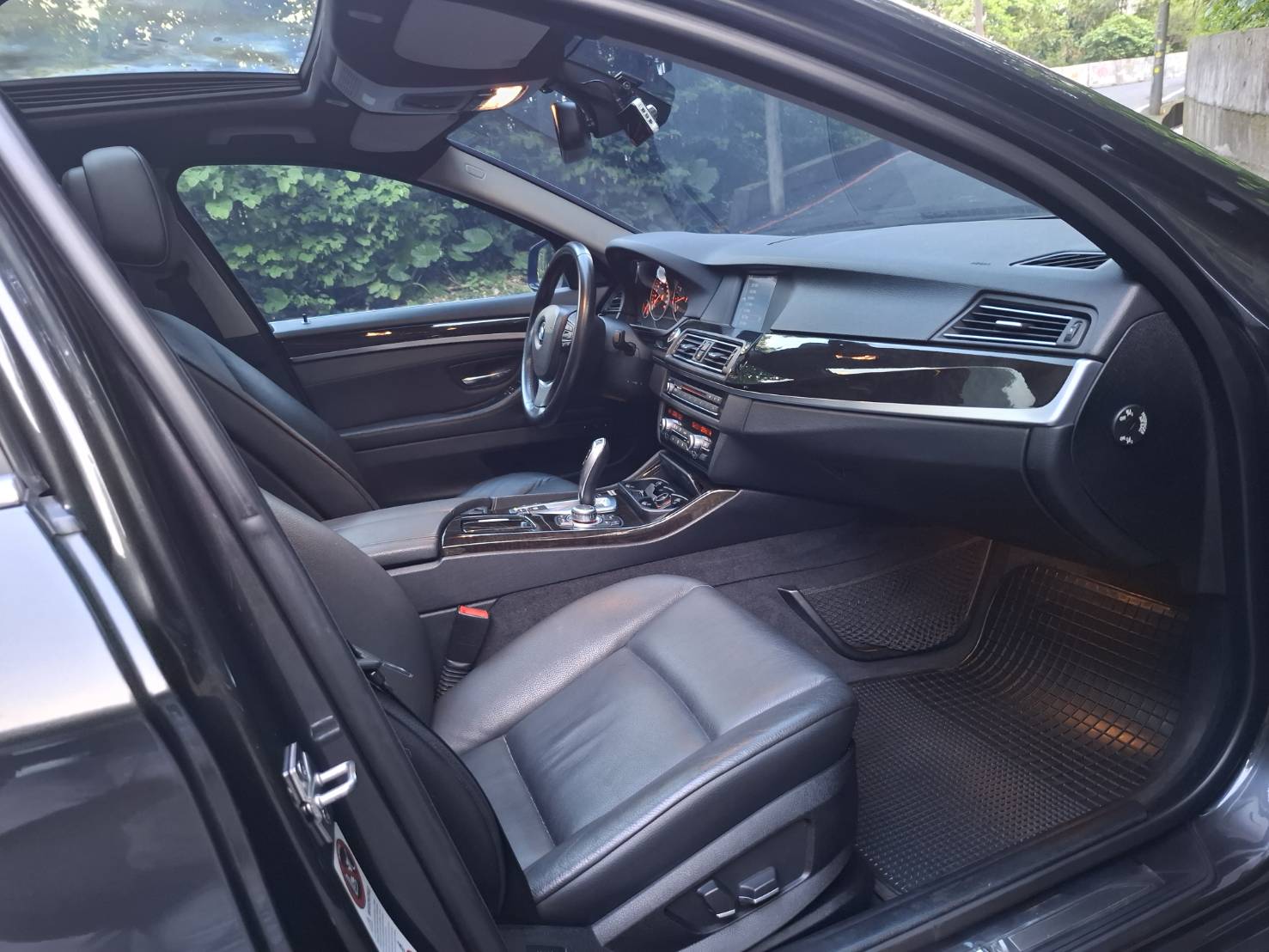  2010BMW 523i 豪華房車 2.5L直列六缸 運轉細膩 動力順暢  黑色內裝 豪華質感滿分 雙區恆溫空調 電動座椅 I-Drive多媒體系統 不用百萬就能圓夢 LINE goo5168 電話：0912 423 585宋小姐  第8張相片