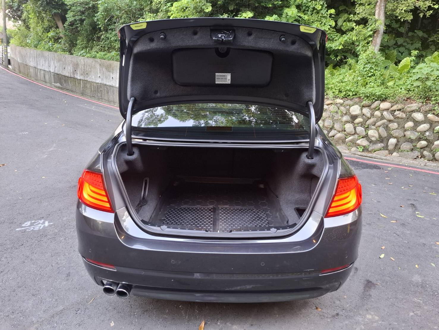  2010BMW 523i 豪華房車 2.5L直列六缸 運轉細膩 動力順暢  黑色內裝 豪華質感滿分 雙區恆溫空調 電動座椅 I-Drive多媒體系統 不用百萬就能圓夢 LINE goo5168 電話：0912 423 585宋小姐  第10張相片
