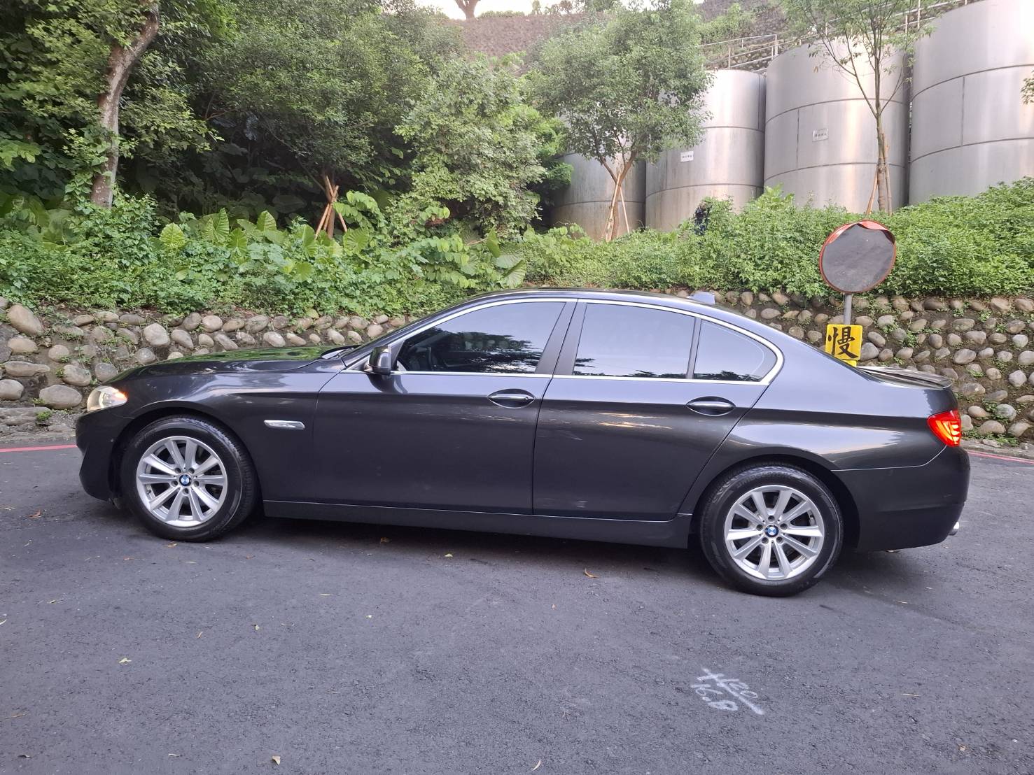  2010BMW 523i 豪華房車 2.5L直列六缸 運轉細膩 動力順暢  黑色內裝 豪華質感滿分 雙區恆溫空調 電動座椅 I-Drive多媒體系統 不用百萬就能圓夢 LINE goo5168 電話：0912 423 585宋小姐  第11張相片