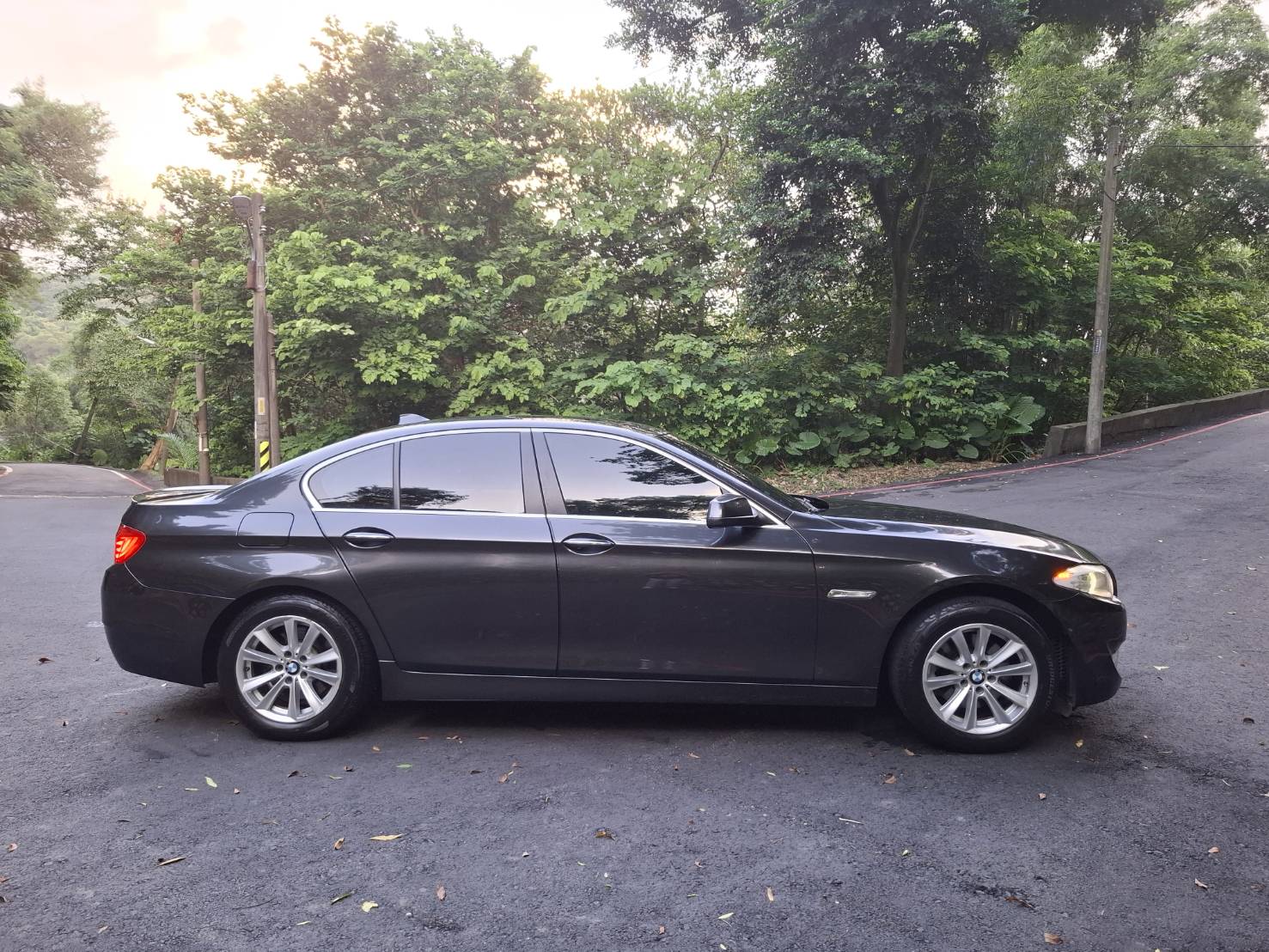  2010BMW 523i 豪華房車 2.5L直列六缸 運轉細膩 動力順暢  黑色內裝 豪華質感滿分 雙區恆溫空調 電動座椅 I-Drive多媒體系統 不用百萬就能圓夢 LINE goo5168 電話：0912 423 585宋小姐  第12張相片