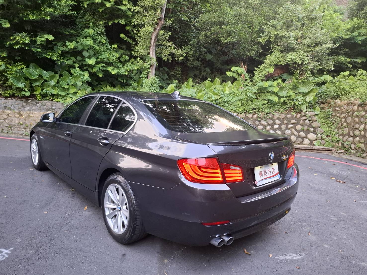  2010BMW 523i 豪華房車 2.5L直列六缸 運轉細膩 動力順暢  黑色內裝 豪華質感滿分 雙區恆溫空調 電動座椅 I-Drive多媒體系統 不用百萬就能圓夢 LINE goo5168 電話：0912 423 585宋小姐  第13張相片
