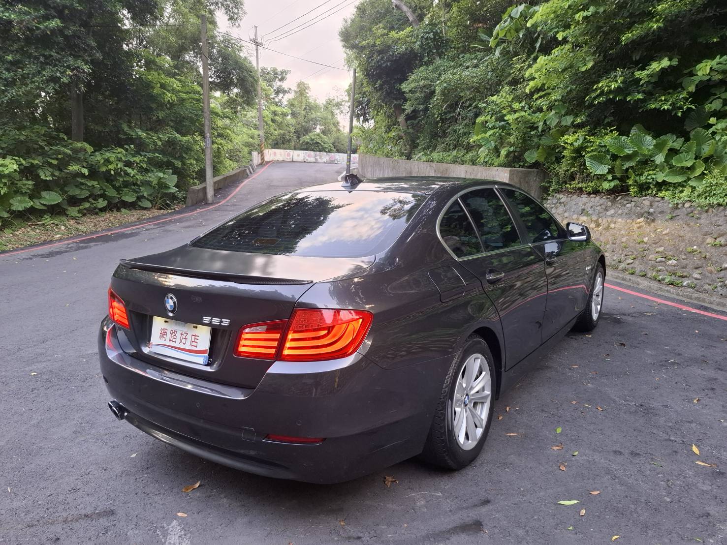  2010BMW 523i 豪華房車 2.5L直列六缸 運轉細膩 動力順暢  黑色內裝 豪華質感滿分 雙區恆溫空調 電動座椅 I-Drive多媒體系統 不用百萬就能圓夢 LINE goo5168 電話：0912 423 585宋小姐  第15張相片