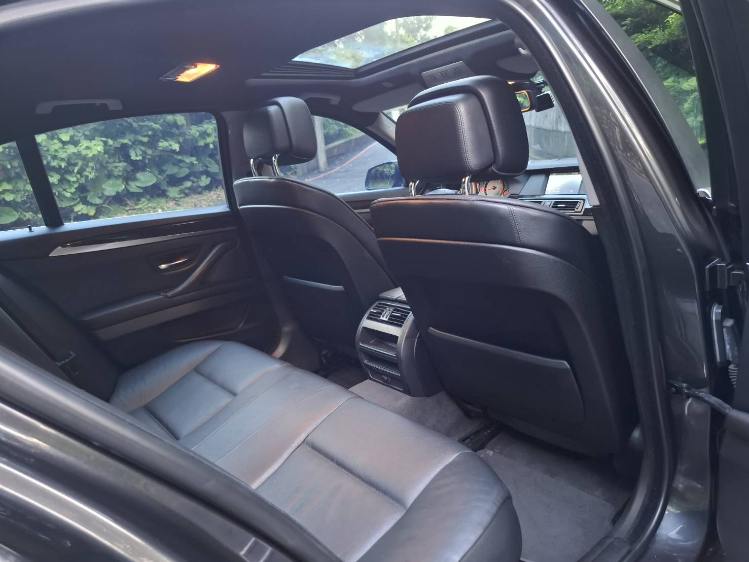  2010BMW 523i 豪華房車 2.5L直列六缸 運轉細膩 動力順暢  黑色內裝 豪華質感滿分 雙區恆溫空調 電動座椅 I-Drive多媒體系統 不用百萬就能圓夢 LINE goo5168 電話：0912 423 585宋小姐  第16張相片