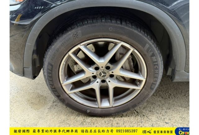 BENZ GLC300 2018年 2.0 黑 5981  第3張相片