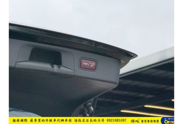 BENZ GLC300 2018年 2.0 黑 5981  第15張相片