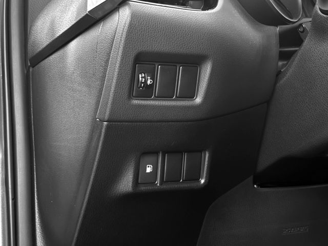 2017年 TOYOTA豐田 C-HR 銀 1.2／I-KEY.定速.倒車顯影.導航.CarPlay  第18張相片