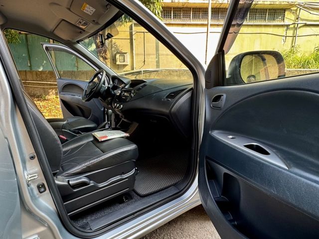 Mitsubishi Zinger  第12張相片