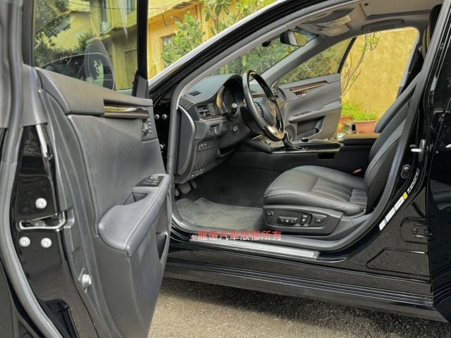 Lexus ES  第8張相片