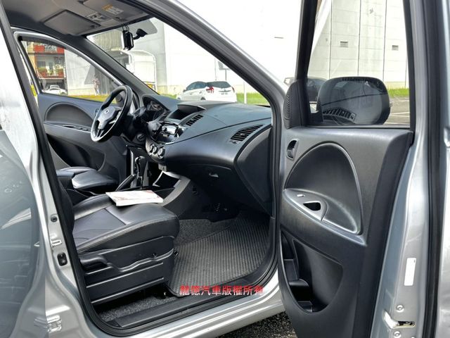 Mitsubishi Zinger  第12張相片