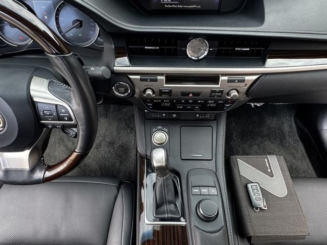 Lexus ES  第1張相片
