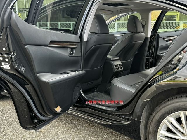 Lexus ES  第9張相片