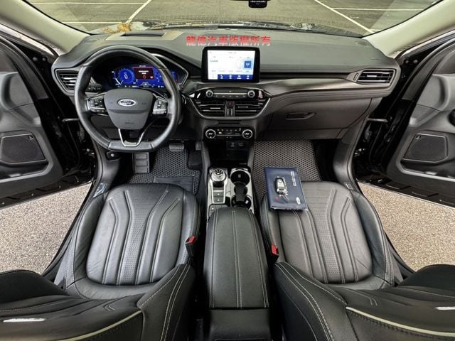 全車原版件V版23年250匹自動跟車盲點車偏數位儀表雙電動椅無線充電抬頭全景天窗  第6張相片
