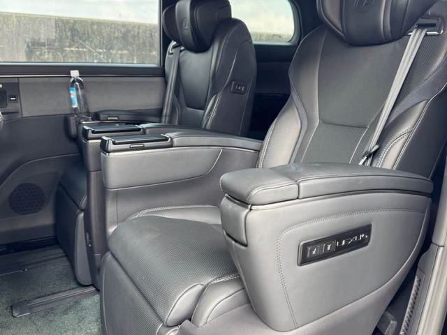 Lexus LM  第2張相片