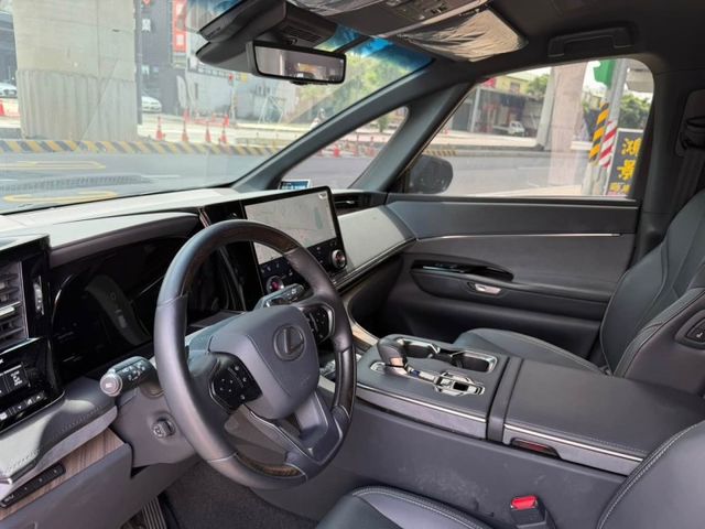 Lexus LM  第7張相片