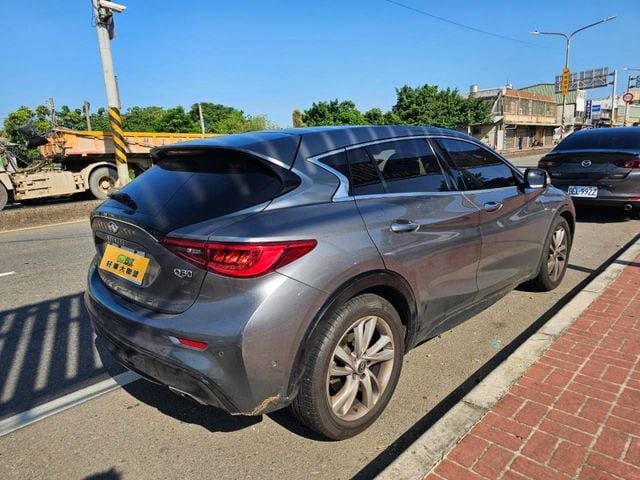 2018 INFINITI Q30 1.6 灰  第6張相片