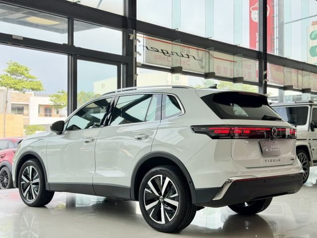 2025 VW Tiguan 330 TSI Elegance Premium 一手車 原廠保養 保固中 里程僅跑四千六  第18張相片