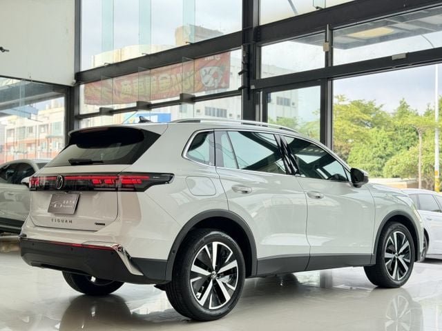2025 VW Tiguan 330 TSI Elegance Premium 一手車 原廠保養 保固中 里程僅跑四千六  第20張相片