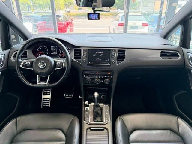 17 年式 Volkswagen Golf Sportsvan 280 TSI R-Line 原廠保養 里程僅跑十一萬  第13張相片