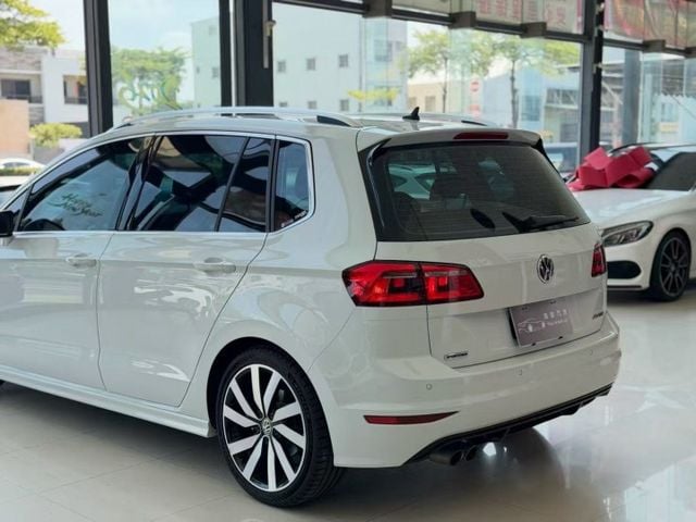 17 年式 Volkswagen Golf Sportsvan 280 TSI R-Line 原廠保養 里程僅跑十一萬  第16張相片