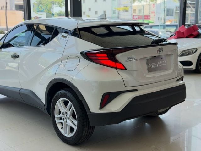 2020 Toyota 小改款 C-HR 豪華型 原廠保養 加裝抬顯  第17張相片