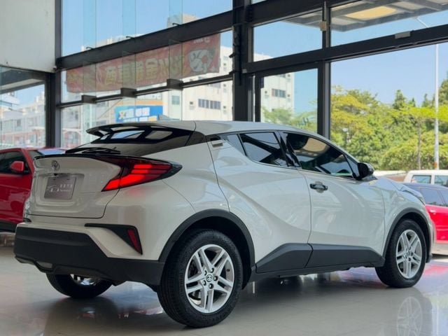 2020 Toyota 小改款 C-HR 豪華型 原廠保養 加裝抬顯  第18張相片