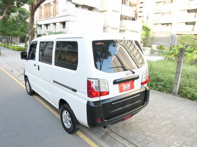 5人座，中央空調，原廠保養，品質第一，SUM+YES雙認證，最高2年/5萬全台保固，車況超好，可以全額貸款唷~  第4張相片