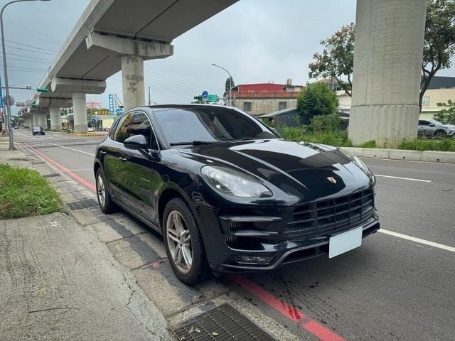 配備很滿 跑計 電懸 氣壓 跑排 18項 新車不含選配400多萬 2015 Macan Turbo  第1張相片