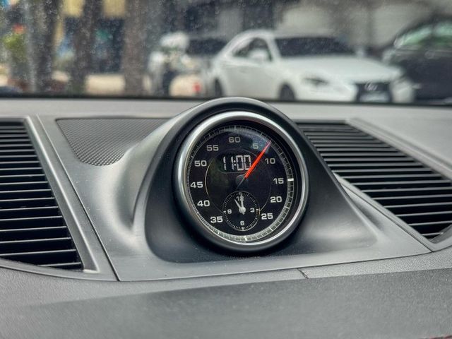 配備很滿 跑計 電懸 氣壓 跑排 18項 新車不含選配400多萬 2015 Macan Turbo  第5張相片