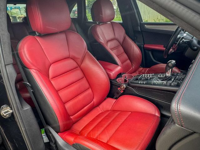 配備很滿 跑計 電懸 氣壓 跑排 18項 新車不含選配400多萬 2015 Macan Turbo  第9張相片