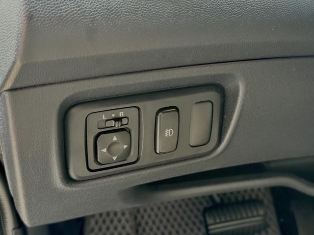 1.6 勁炫型 14吋鋁圈 皮椅 九成新輪胎 主機音響 手機架 倒車雷達 ABS 霧燈 電動後視鏡 3M隔熱紙 女用車S  第17張相片