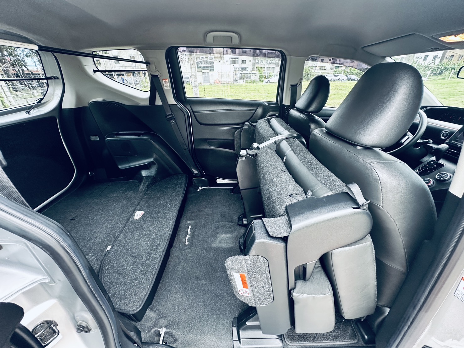 《鑫宏車業》一代小改款經典版，五人座熱門休旅車、家庭用車..  第10張相片