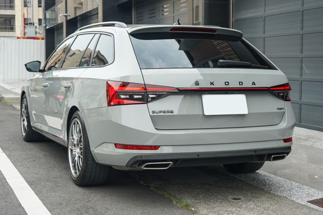 sport line 4*4版、渦增、倒顯、導航、免KEY、定速、跟車、電尾、電動座椅、全景天窗  第3張相片