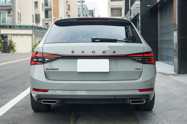 sport line 4*4版、渦增、倒顯、導航、免KEY、定速、跟車、電尾、電動座椅、全景天窗  第4張相片