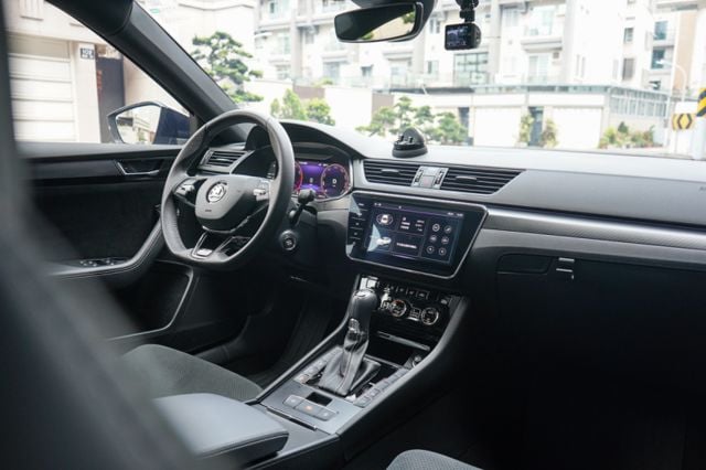 sport line 4*4版、渦增、倒顯、導航、免KEY、定速、跟車、電尾、電動座椅、全景天窗  第8張相片