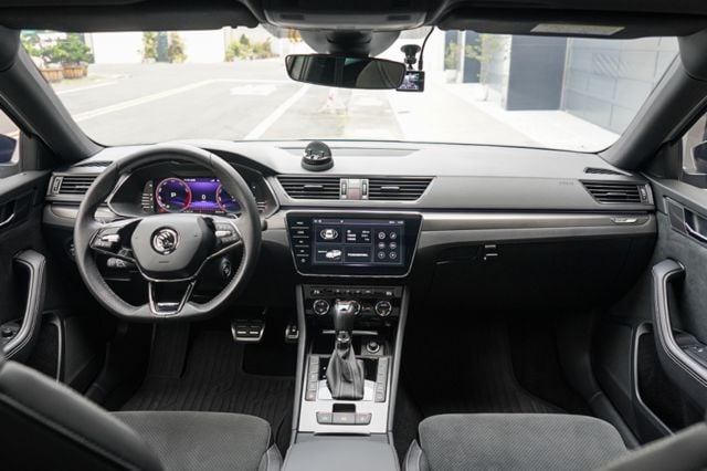 sport line 4*4版、渦增、倒顯、導航、免KEY、定速、跟車、電尾、電動座椅、全景天窗  第9張相片