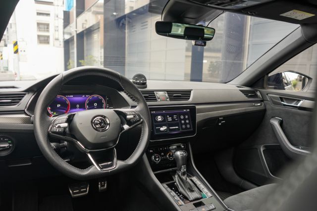 sport line 4*4版、渦增、倒顯、導航、免KEY、定速、跟車、電尾、電動座椅、全景天窗  第10張相片