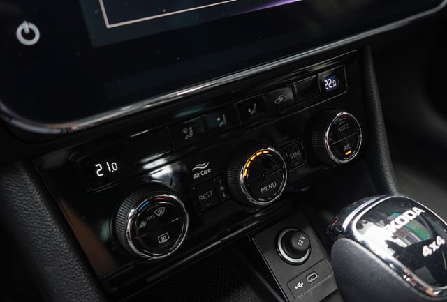 sport line 4*4版、渦增、倒顯、導航、免KEY、定速、跟車、電尾、電動座椅、全景天窗  第14張相片