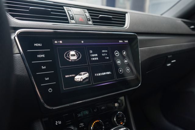 sport line 4*4版、渦增、倒顯、導航、免KEY、定速、跟車、電尾、電動座椅、全景天窗  第15張相片
