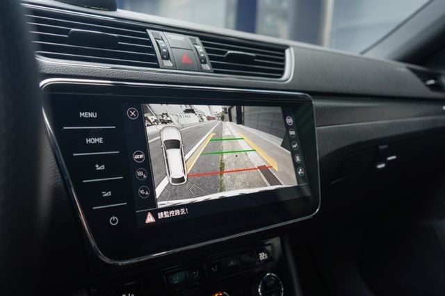 sport line 4*4版、渦增、倒顯、導航、免KEY、定速、跟車、電尾、電動座椅、全景天窗  第17張相片