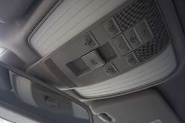 里程極少 僅跑5萬多、渦增、雙前電座、電動方向盤、藍牙、雙區恆溫、天窗、整備中  第12張相片