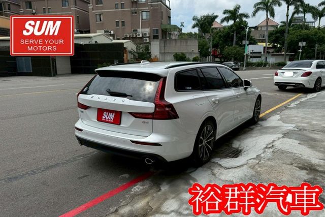 【YES認證里程保證】輕油電旅行車、車內空間寬敞舒適、安全性極高、配備高級、腳踢尾門、環景  第4張相片